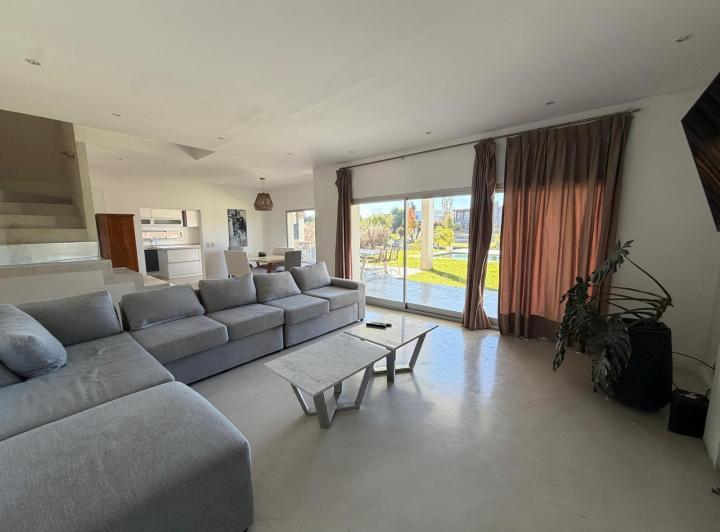 Casa · 450m² · 7 Ambientes · 2 Cocheras
