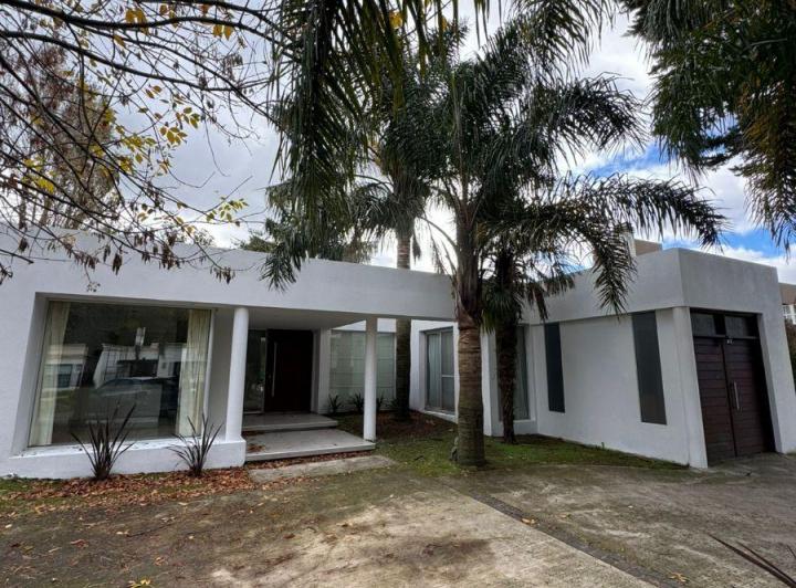 Casa · 200m² · 4 Ambientes · 1 Cochera