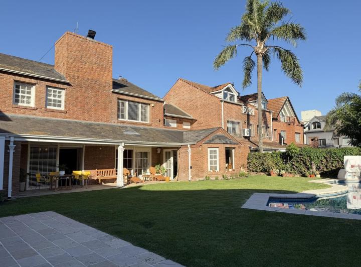 Casa · 439m² · 8 Ambientes · 2 Cocheras