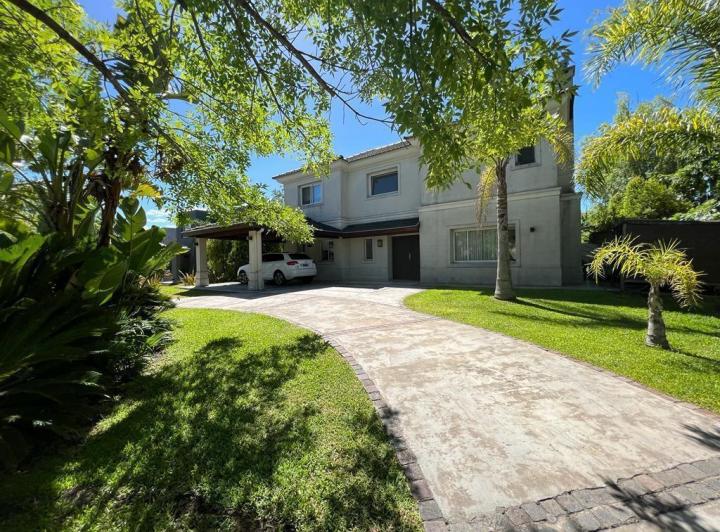 Casa · 250m² · 6 Ambientes · 1 Cochera