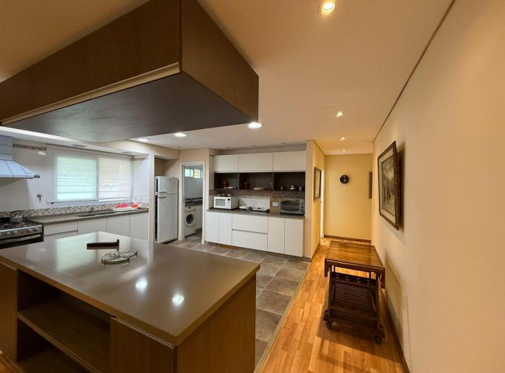 Casa · 210m² · 4 Ambientes · 2 Cocheras