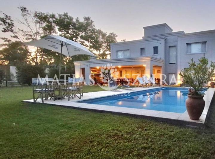 Casa · 942m² · 5 Ambientes · 2 Cocheras