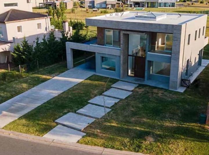 Casa · 200m² · 5 Ambientes · 2 Cocheras