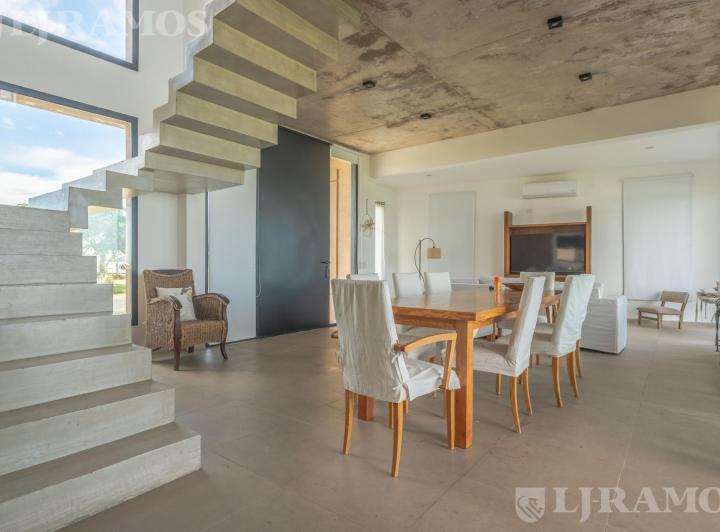 Casa · 200m² · 5 Ambientes · 3 Cocheras