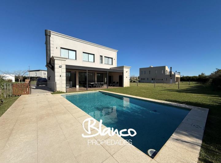 Casa · 221m² · 5 Ambientes · 2 Cocheras