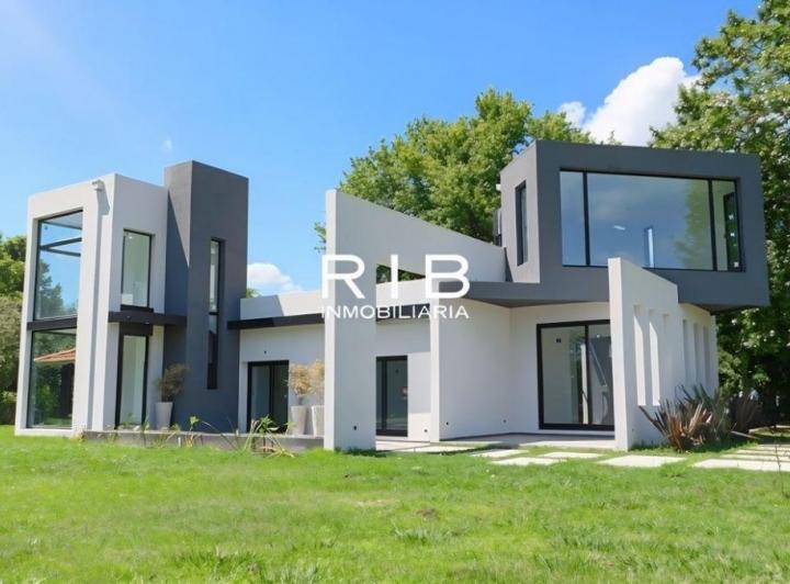 Casa · 189m² · 4 Ambientes · 3 Cocheras