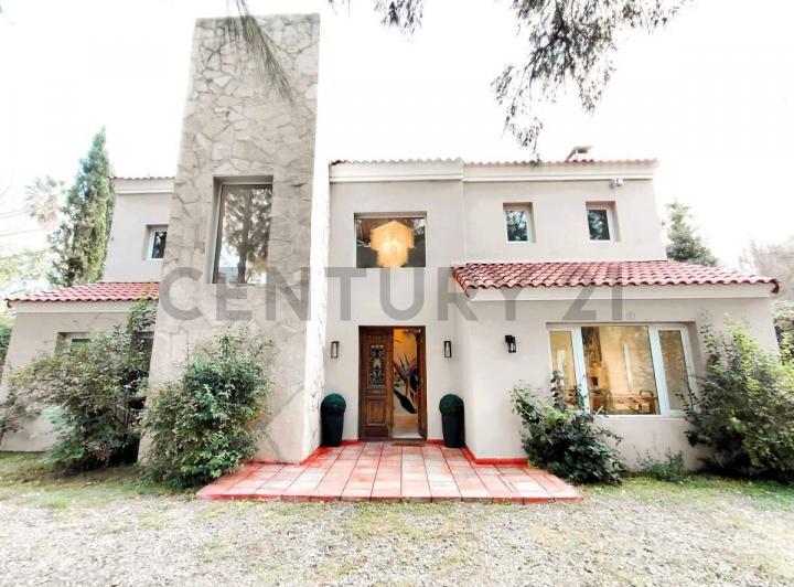 Casa · 290m² · 4 Ambientes · 2 Cocheras