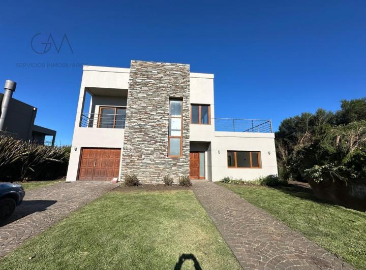 Casa · 230m² · 5 Ambientes · 1 Cochera