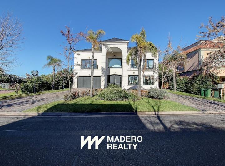 Casa · 509m² · 5 Ambientes · 6 Cocheras