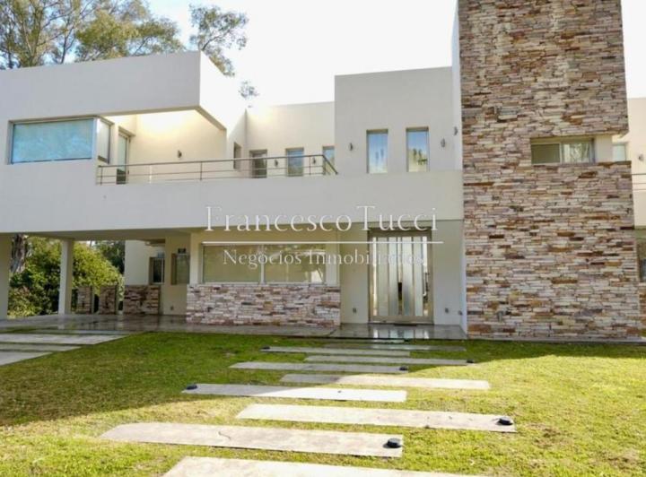 Casa · 365m² · 5 Ambientes · 2 Cocheras