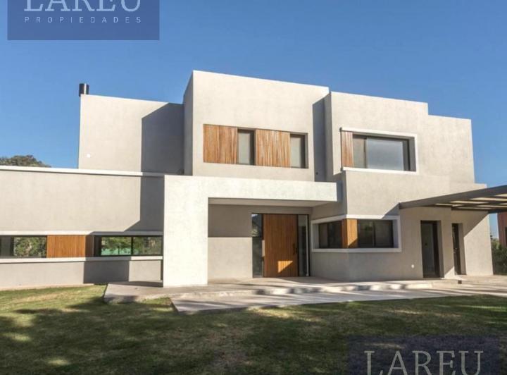 Casa · 271m² · 4 Ambientes · 2 Cocheras
