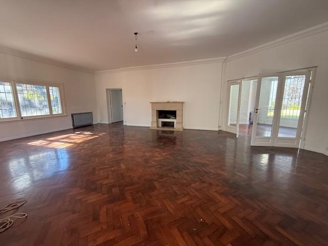 Casa · 300m² · 5 Ambientes · 2 Cocheras