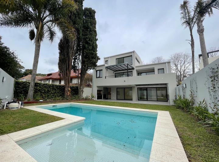 Casa · 342m² · 4 Ambientes · 2 Cocheras
