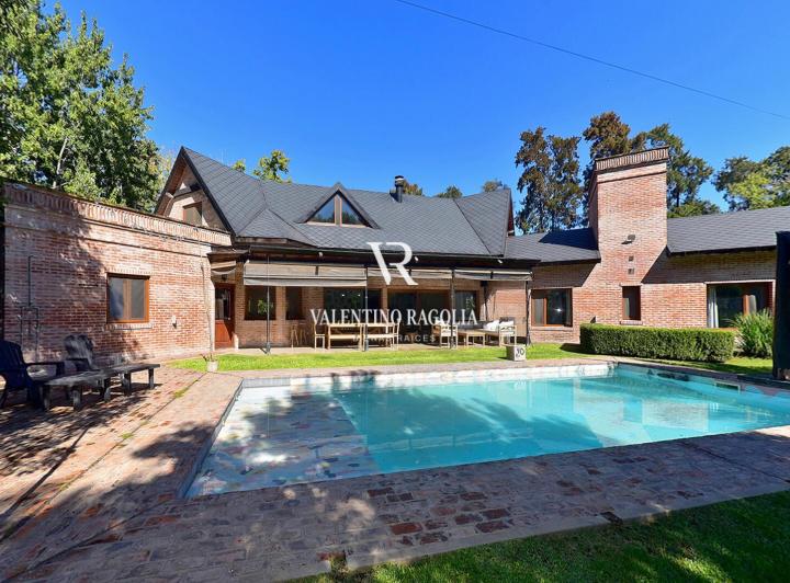 Casa · 350m² · 5 Ambientes · 2 Cocheras