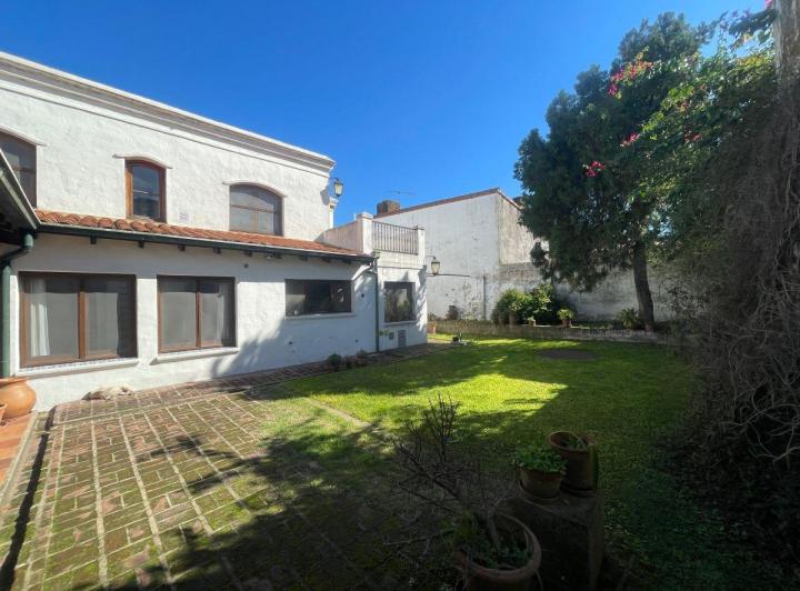 Casa · 350m² · 5 Ambientes · 2 Cocheras
