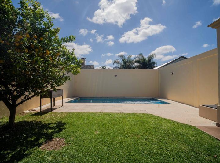 Casa · 380m² · 6 Ambientes · 3 Cocheras