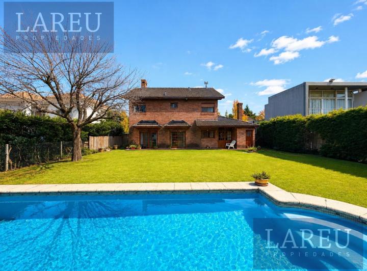 Casa · 307m² · 6 Ambientes · 4 Cocheras