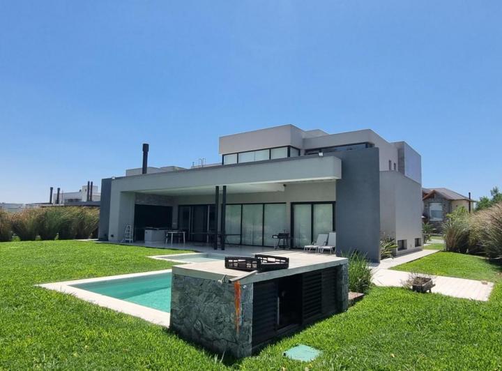 Casa · 500m² · 5 Ambientes · 7 Cocheras