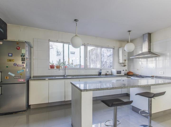 Casa · 330m² · 6 Ambientes · 1 Cochera