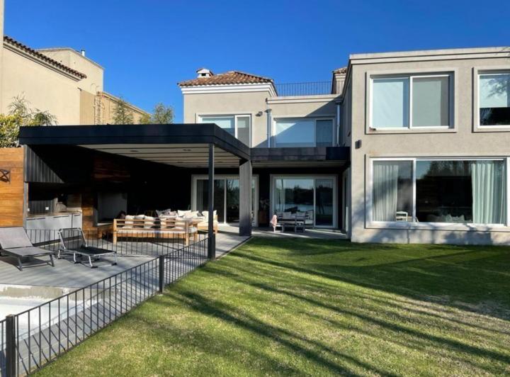 Casa · 390m² · 7 Ambientes · 2 Cocheras