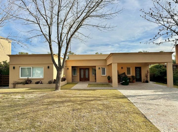 Casa · 229m² · 5 Ambientes · 2 Cocheras