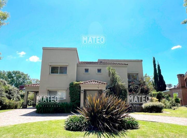 Casa · 260m² · 5 Ambientes · 2 Cocheras