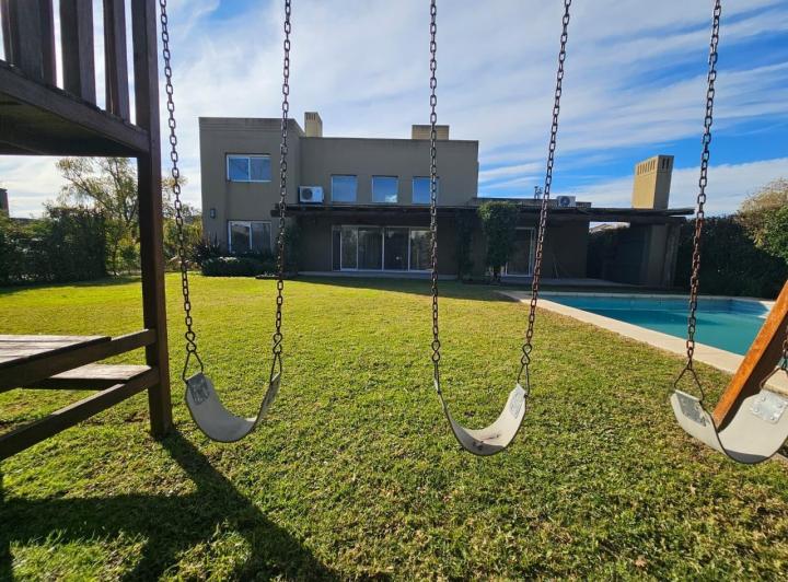 Casa · 240m² · 6 Ambientes · 3 Cocheras