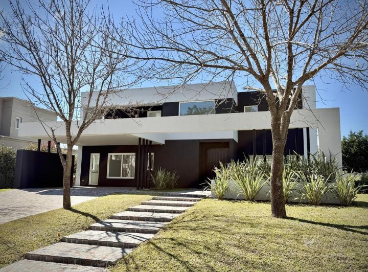 Casa · 230m² · 5 Ambientes · 1 Cochera