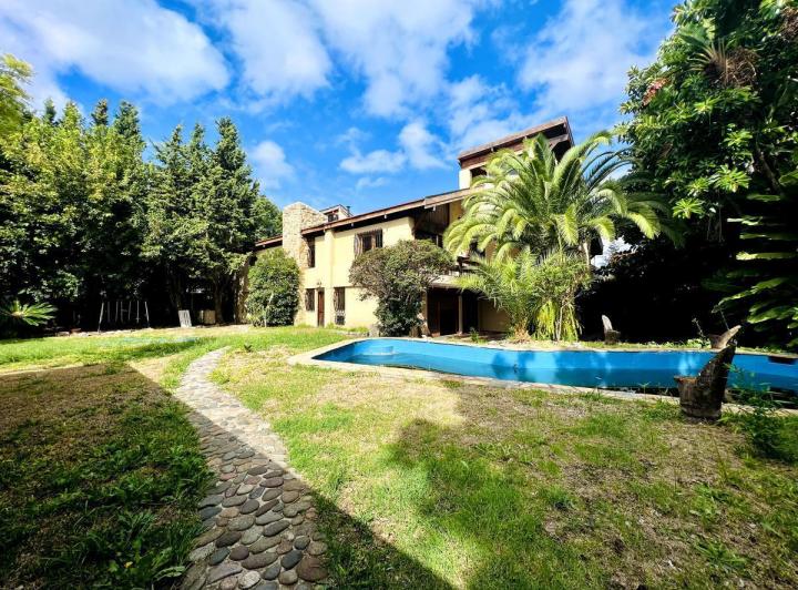 Casa · 720m² · 8 Ambientes · 5 Cocheras
