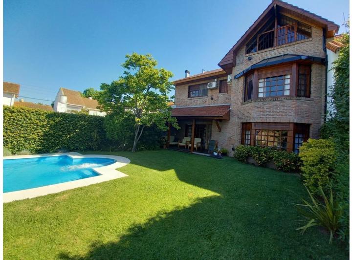 Casa · 416m² · 5 Ambientes · 4 Cocheras