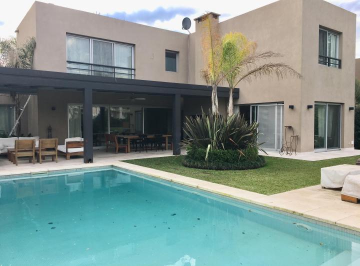 Casa · 321m² · 7 Ambientes · 2 Cocheras