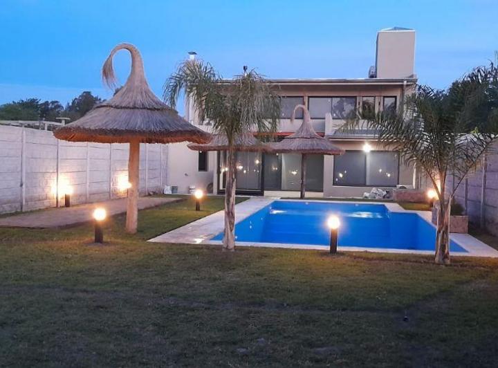 Casa · 250m² · 4 Ambientes · 2 Cocheras