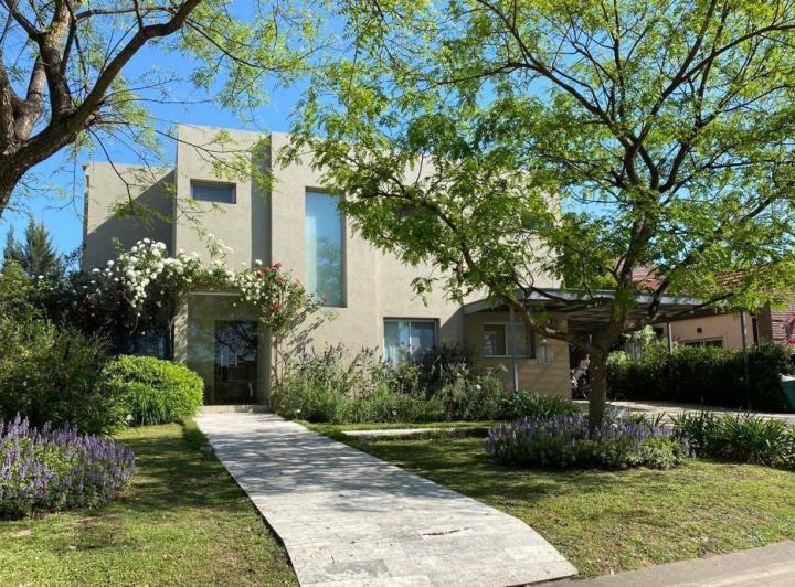 Casa · 250m² · 5 Ambientes