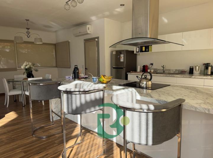 Casa · 350m² · 5 Ambientes · 6 Cocheras
