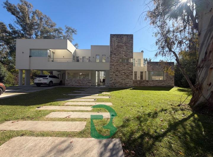 Casa · 350m² · 5 Ambientes · 6 Cocheras