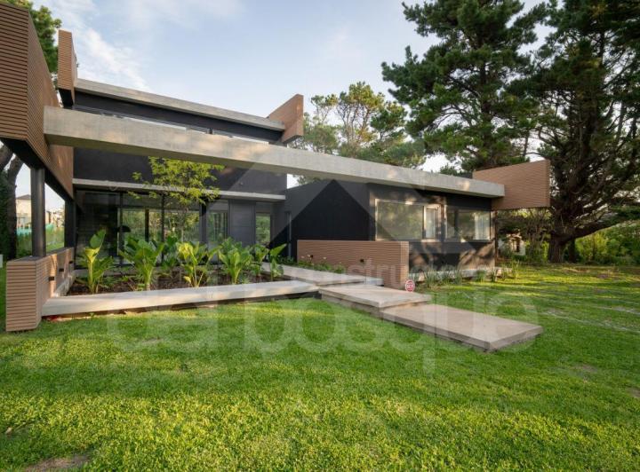 Casa · 220m² · 5 Ambientes