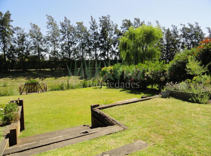 Casa · 300m² · 5 Ambientes · 1 Cochera