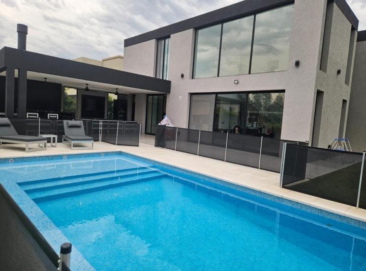 Casa · 230m² · 5 Ambientes · 2 Cocheras