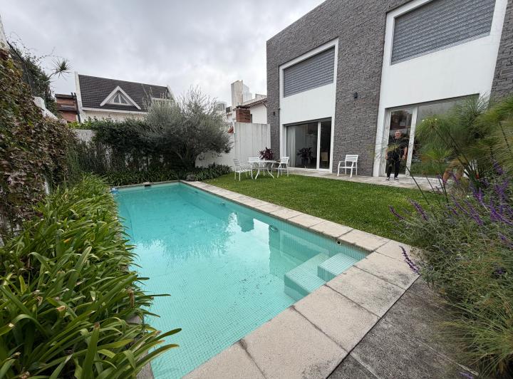 Casa · 360m² · 6 Ambientes · 3 Cocheras