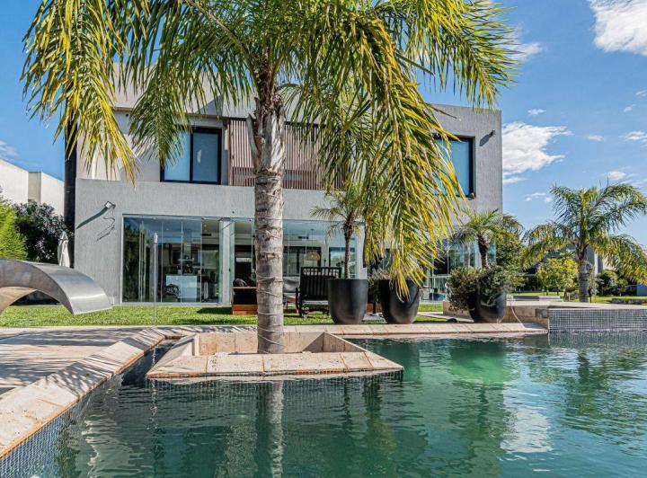Casa · 400m² · 5 Ambientes · 4 Cocheras