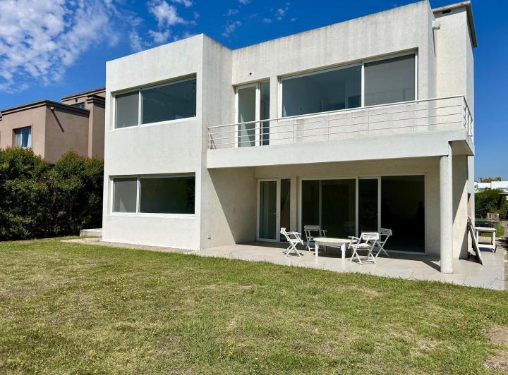 Casa · 227m² · 3 Dormitorios