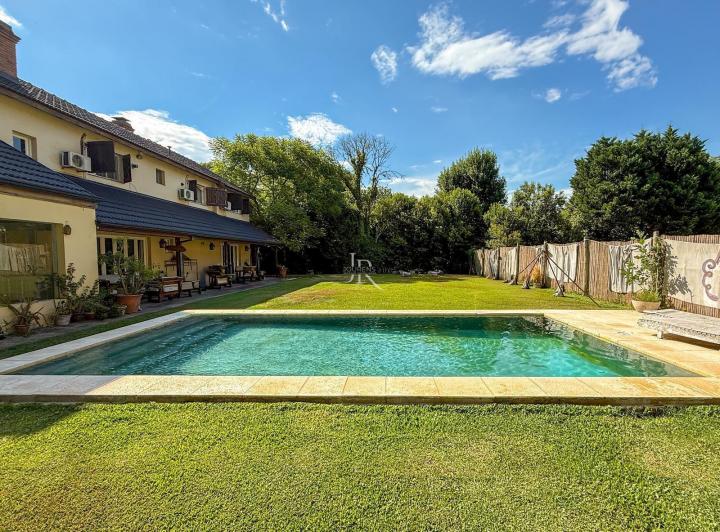 Casa · 1400m² · 5 Ambientes · 2 Cocheras