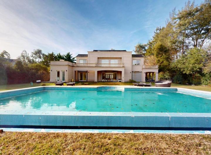 Casa · 475m² · 8 Ambientes · 1 Cochera