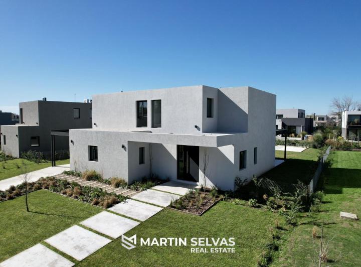 Casa · 272m² · 6 Ambientes · 2 Cocheras