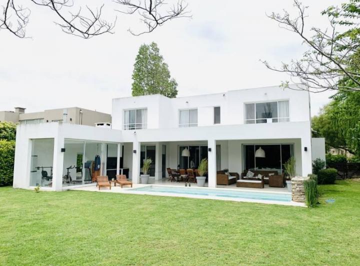 Casa · 300m² · 7 Ambientes · 4 Cocheras