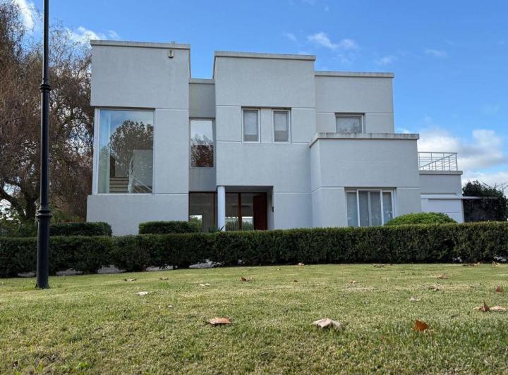 Casa · 200m² · 6 Ambientes · 1 Cochera