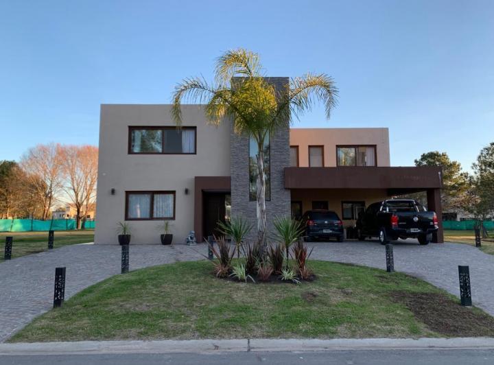 Casa · 300m² · 5 Ambientes · 2 Cocheras