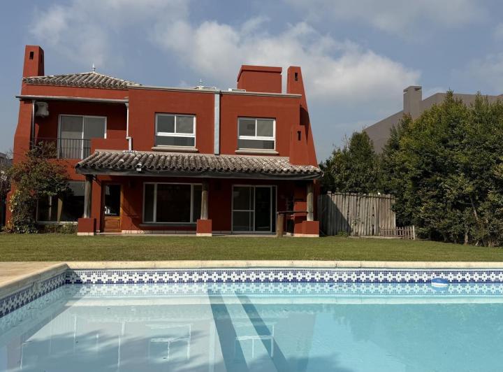 Casa · 680m² · 3 Dormitorios