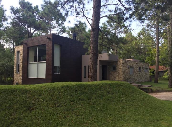 Casa · 1m² · 5 Ambientes · 1 Cochera