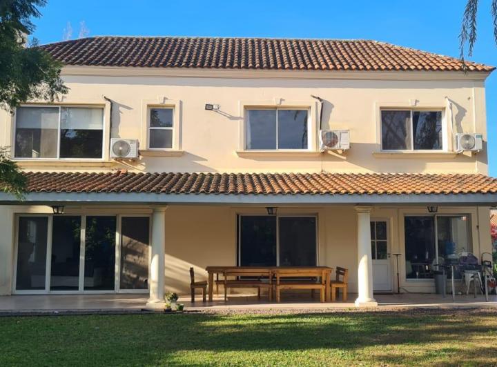 Casa · 260m² · 6 Ambientes · 2 Cocheras